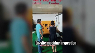 Müşteriler, profesyonellerin ayrıntılı tanıtımlar yapmasıyla birlikte makineleri yerinde inceliyor.